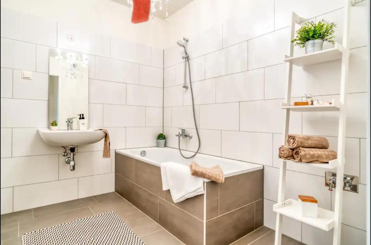 וינה Modern Apartment With Balcony & Free Parking - Nearby Metro מראה חיצוני תמונה