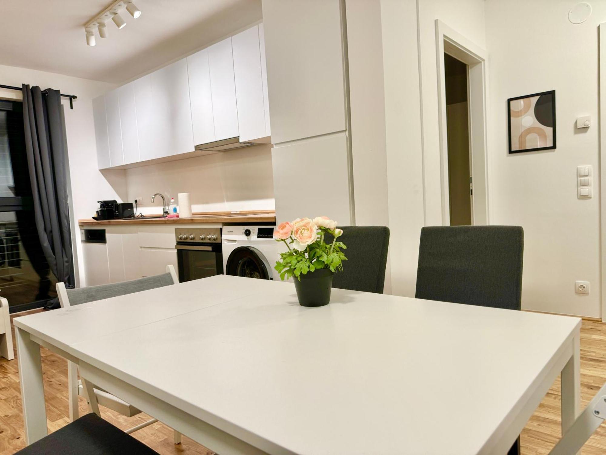 וינה Modern Apartment With Balcony & Free Parking - Nearby Metro מראה חיצוני תמונה
